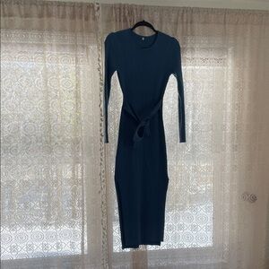 Elegant Blue Long-Sleeve Dress